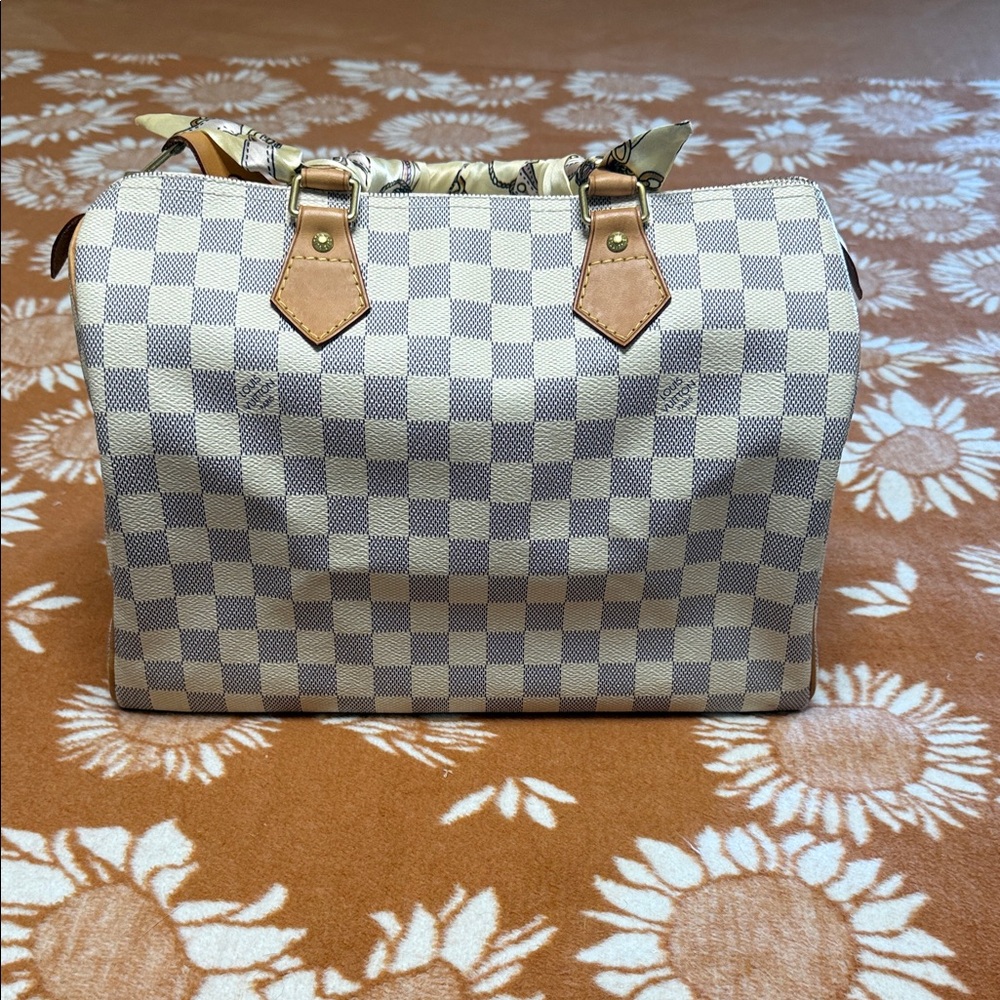 Louis Vuitton Speedy 30 Top-Handle Bag in Cream with Pink Accents. - Picture 2 of 10